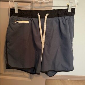 Vuori banks shirts. Front and back zip pockets and side pocket. Medium